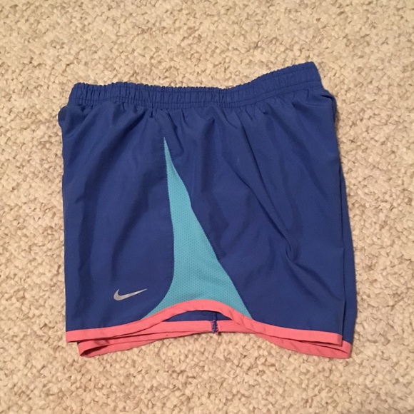 Girls Nike Running Shorts - Picture 2 of 3